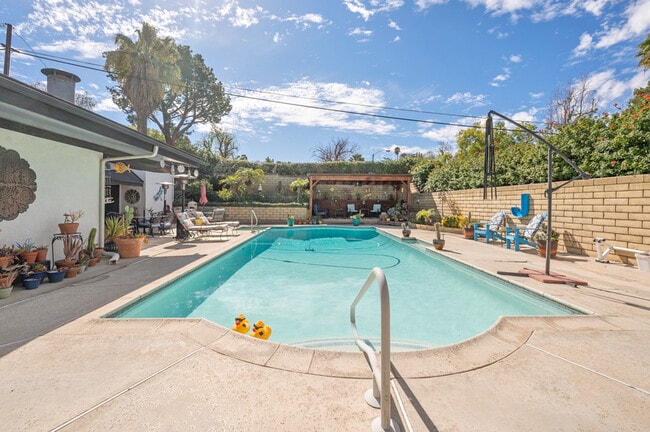 Photo - 208 W Broadbent Dr