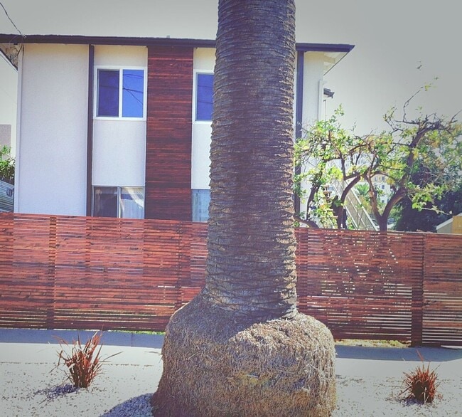 Building Photo - This upstairs 2 bed / 1 bath apartment in Echo Park is now available - Includes private parking a... Unit #4