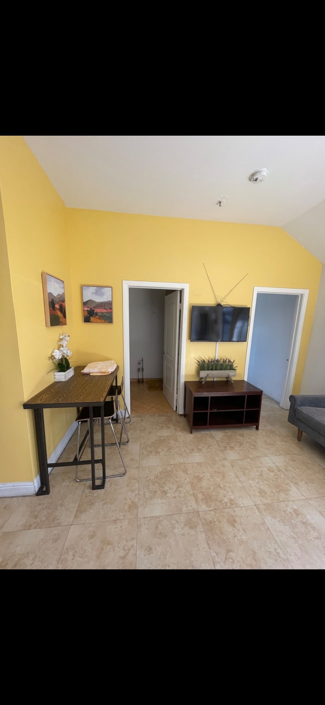 Photo - 2421 Hunter St Unit 2