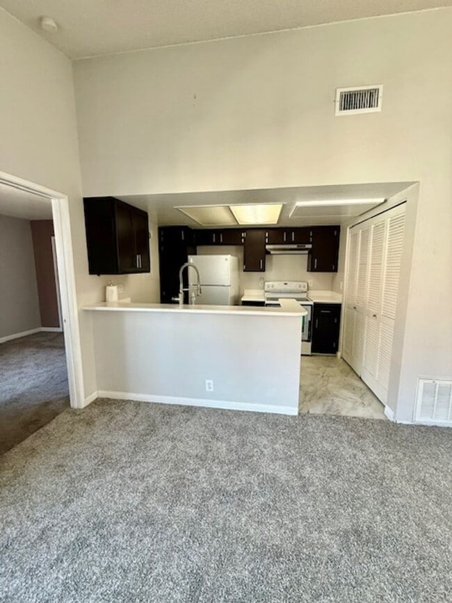 Building Photo - Lovely Eastlake condo Unit 168