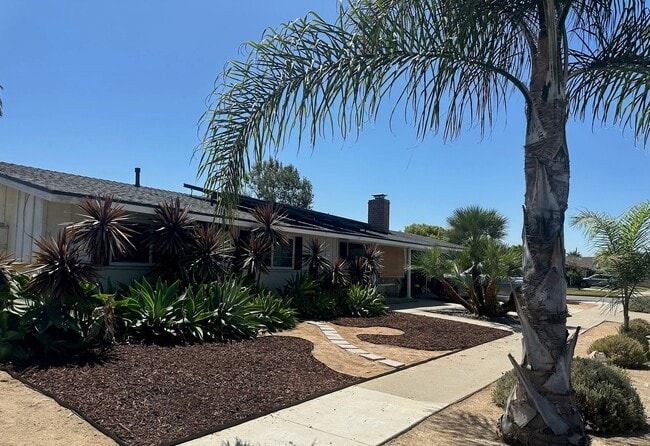 Building Photo - AMAZING INTERIOR 4 BEDROOM / 2 BATHROOM RE...