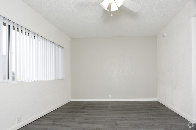 1BR, 1BA - 525 SF - Crystal House Apartments