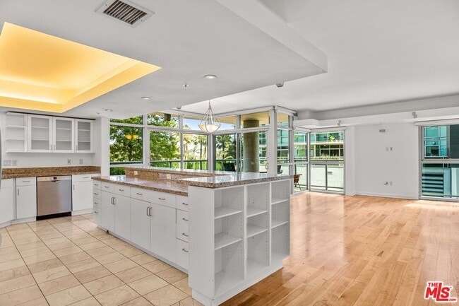 Building Photo - 13700 Marina Pointe Dr Unit 324