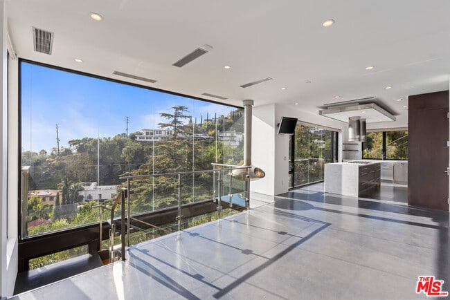 Photo - 8460 Harold Way