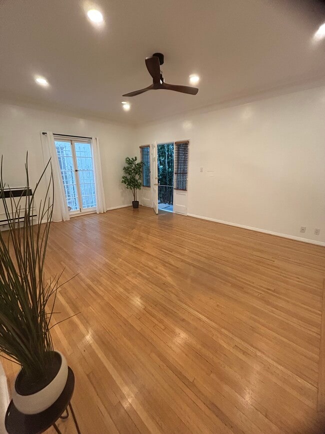 Building Photo - 850 S Kenmore Ave Unit 850