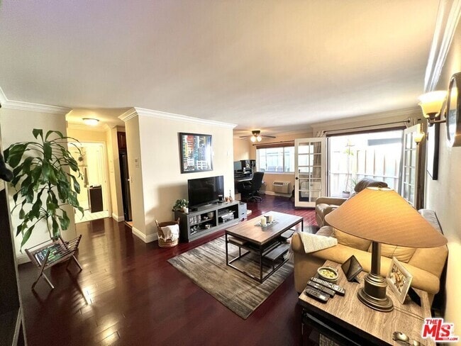 Building Photo - 525 N Sycamore Ave Unit 202 Rental