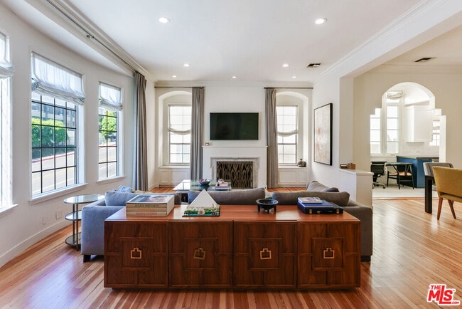 Building Photo - 1014 N Doheny Dr