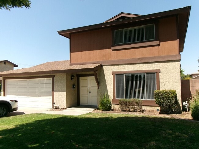 Building Photo - Clean and Ready - 3 bedrooms, 1 3/4 Bathrooms with back yard area. Unit 00015713