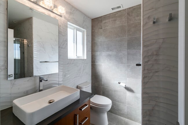 Photo - 129 E Loop Dr