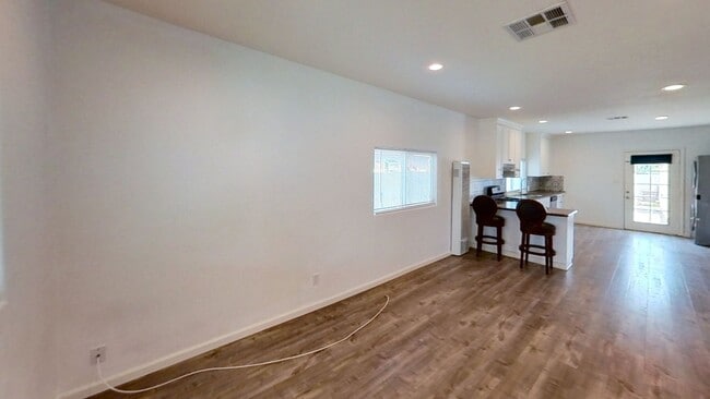 Photo - 3189 Sanchez St N