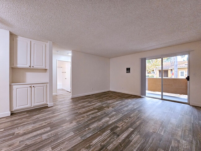 Living Room - Valley View Apartments