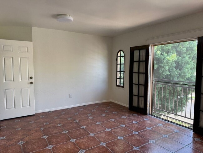 Photo - 2646 Kenwood Ave Unit 2646 Kenwood Ave #4