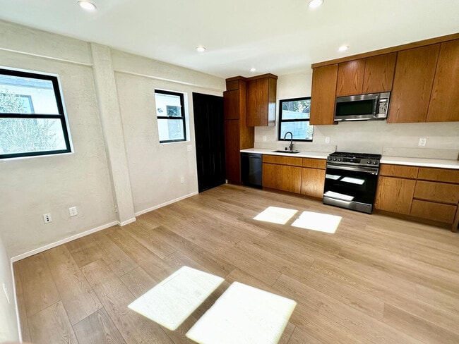 Building Photo - 4414 Saint Clair Ave Unit 4412