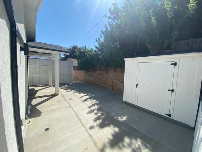 Photo - 18635 Community St