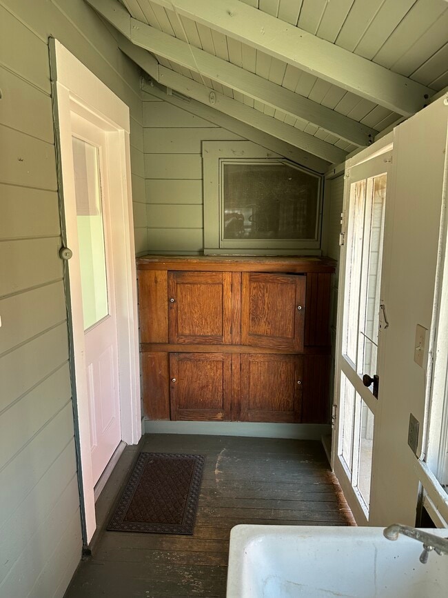 Photo - 909-902 Stillman Ave