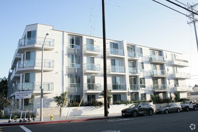 Building Photo - 1301 S Westgate Ave Unit PH3 Rental