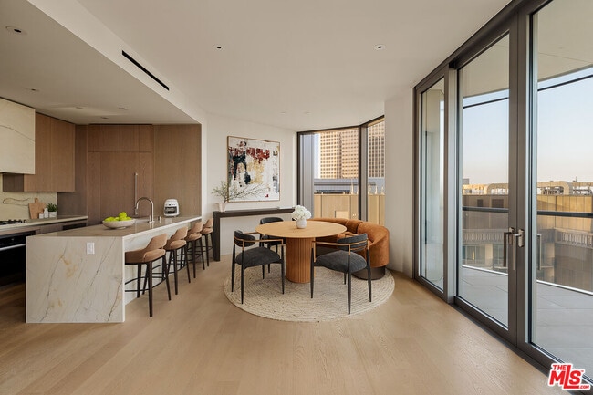 Building Photo - 211 Elm Ct Unit 14B