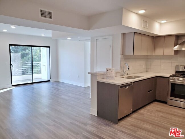 Building Photo - 5030 Rosewood Ave Unit 502 Rental