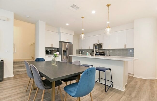 Photo - 931 E Drapery Ln