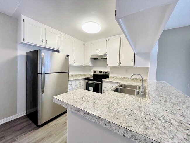 1BD, 1BA - Kitchen - Sycamore Pines Apartments