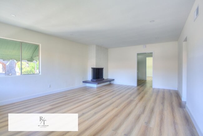 Photo - Fully Upgraded Spacious 3-Bedroom Unit in Prime Arcadia Location