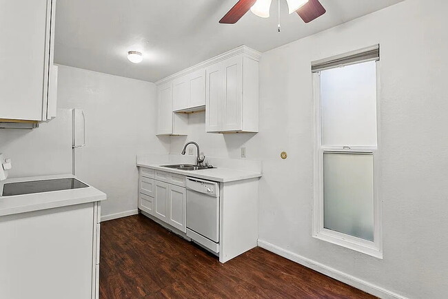 Building Photo - "Chic 1-Bedroom Haven in Santa Ana – 700 Sq Ft of Modern Comfort!"