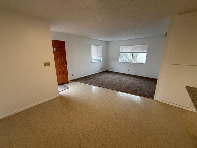 Photo - 118 W Boone St