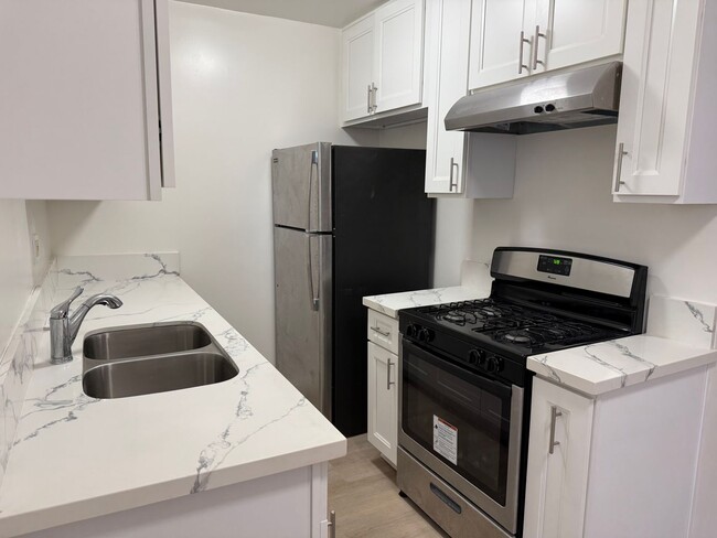 Building Photo - 2717 Vanderbilt Ln Unit B
