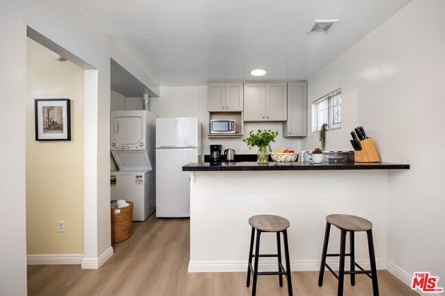 Photo - 3620 S Budlong Ave Unit 2