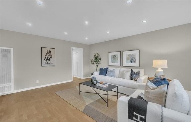 Building Photo - 3907 La Crescenta Ave Unit 28