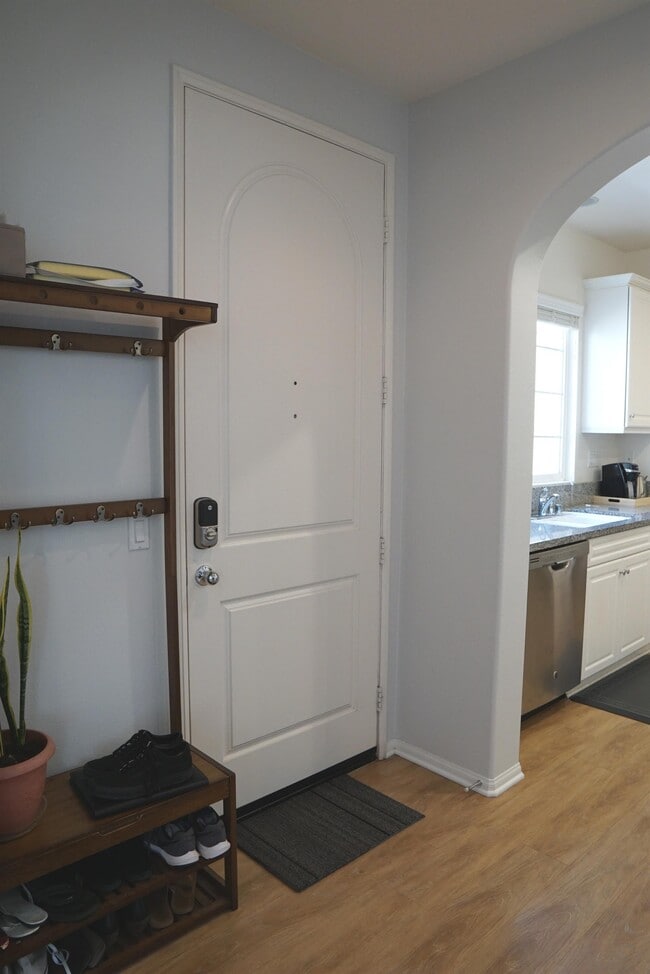 Building Photo - 637 Calle Vibrante