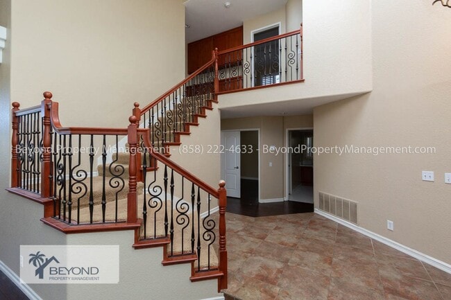 Building Photo - ELEGANT 4BR/2.5BA H in HOME IN OCEANSIDE P...