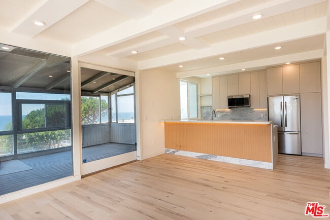 Building Photo - 7273 Birdview Ave Unit 3
