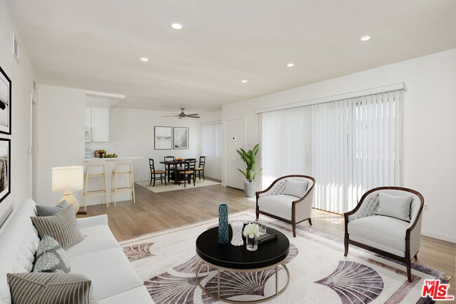 Building Photo - 12801 Moorpark St Unit 313