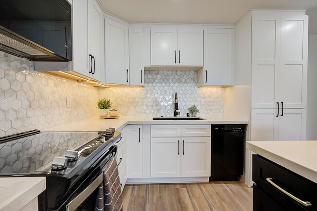 Photo - 6th and Raymond