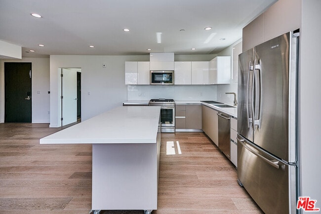 Photo - 328 N Maple Dr Unit 206