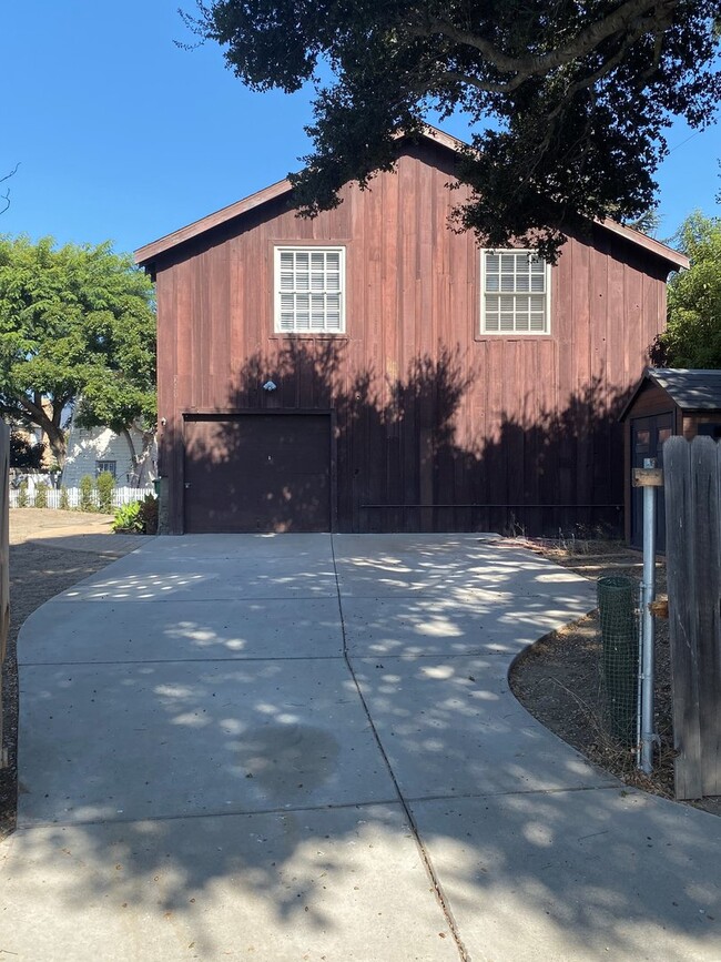 Building Photo - Santa Barbara - Cute two bedroom, one bath upstairs home near Cottage Hospital.