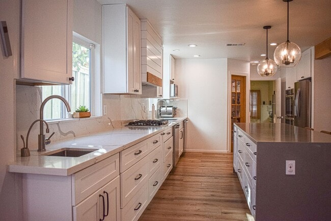 Building Photo - Semi furnished!