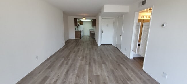 Photo - Woodman Oaks Apartments