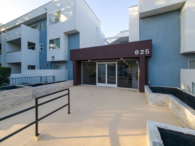 Building Photo - Stylish Condo in the Heart of Downtown Pasadena