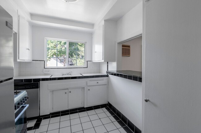 Building Photo - 1008 N Stanley Ave Unit 1a