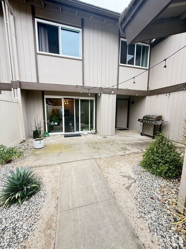 Building Photo - Spacious 4 bedroom condo backs to Westwood...