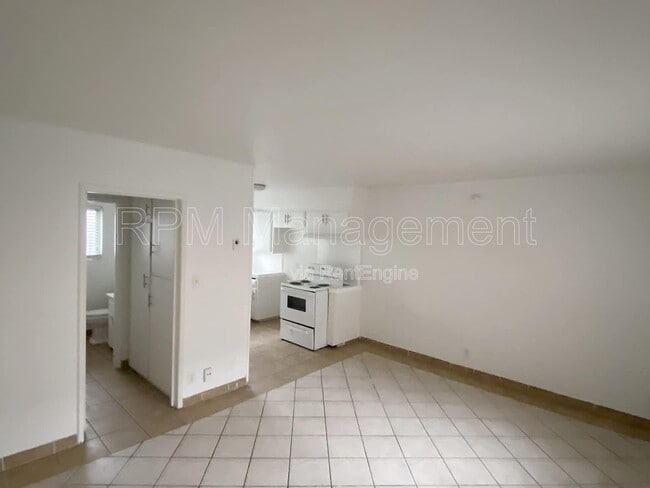 Building Photo - 6904 Lennox Ave Unit 10