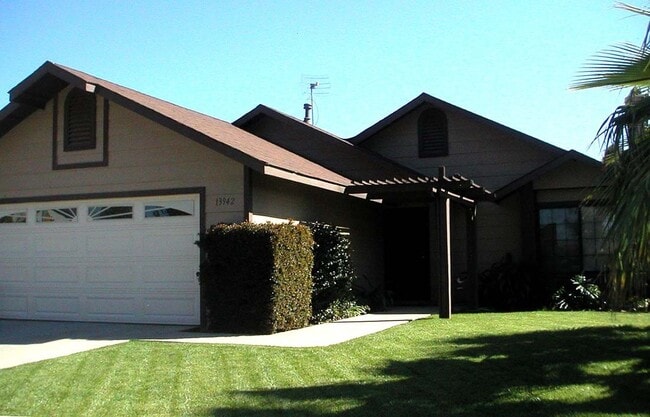 Building Photo - 3 BEDROOM SINGLE STORY