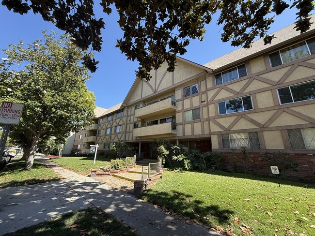 Photo - 600 W Stocker St Condo Unit 312