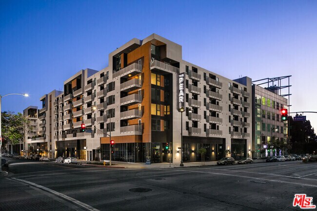 Building Photo - 687 S Hobart Blvd Unit 748 Rental