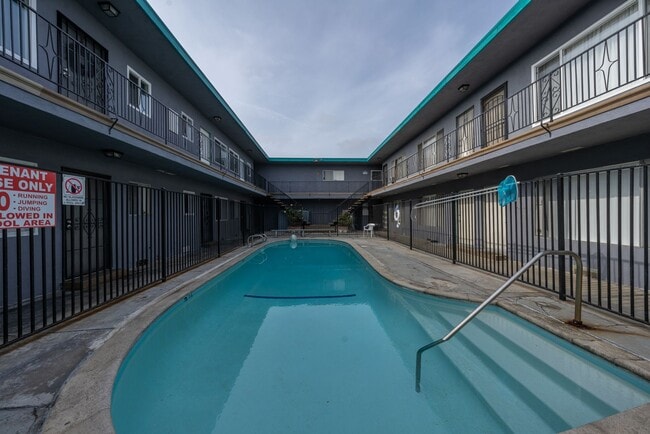 13637 Cordary Ave - 13637 Cordary Ave Apartments
