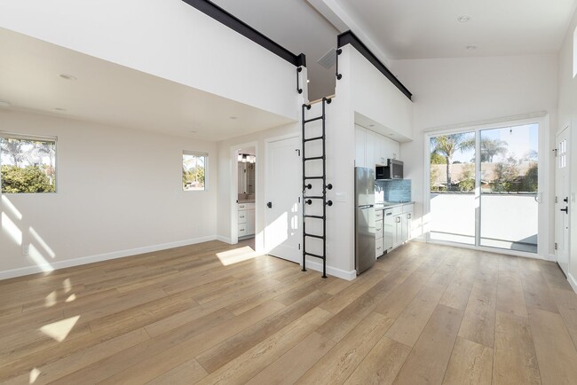 Building Photo - Encinitas studio with loft