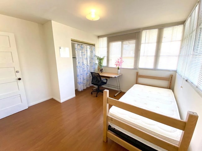 Photo - 1142 W 37th Pl