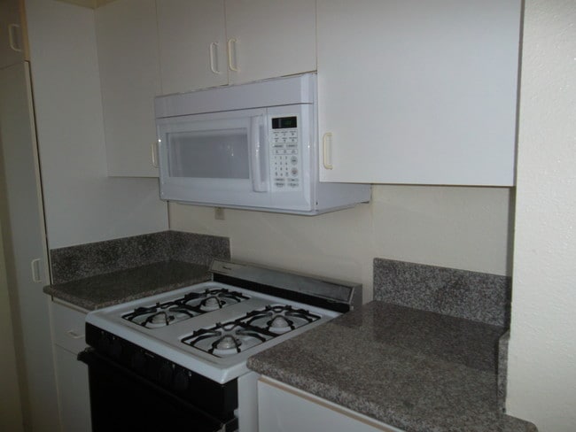 Kitchen Granite counter - 1427 S Saltair Ave Apartments
